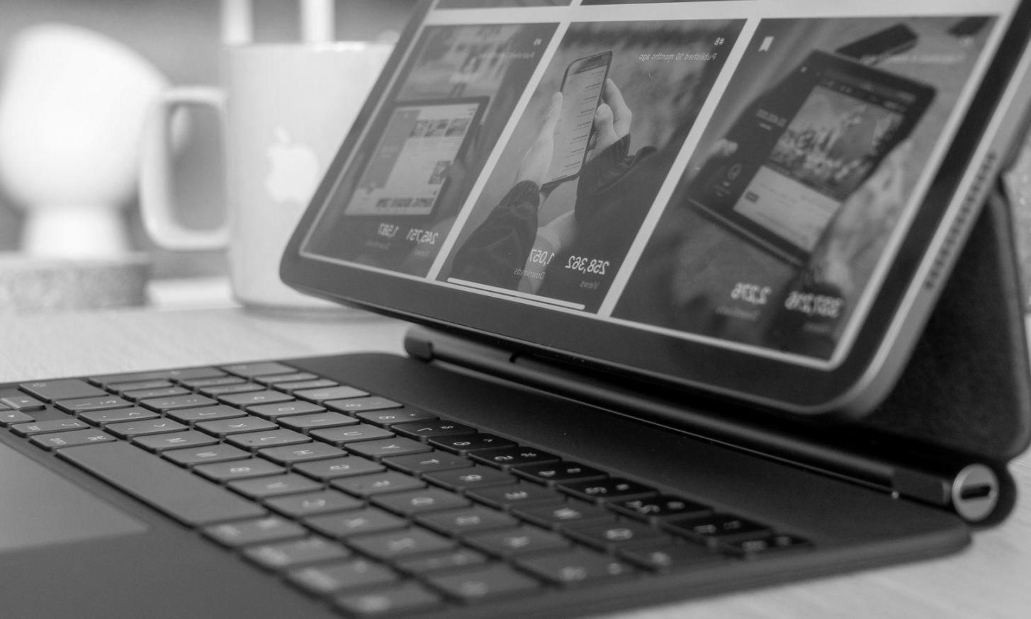 Profesionales analizando datos financieros