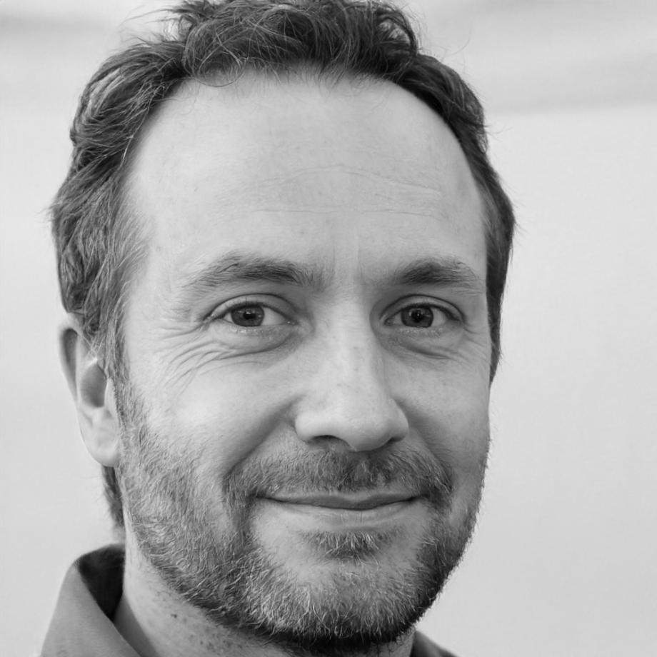 Antonio López, Consultor Financiero